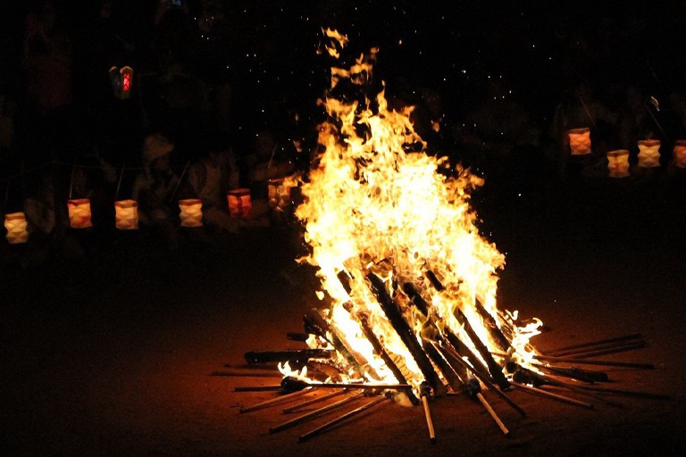 Festejos juninos inspiram cuidados com idosos devido à fumaça e ao barulho dos fogos