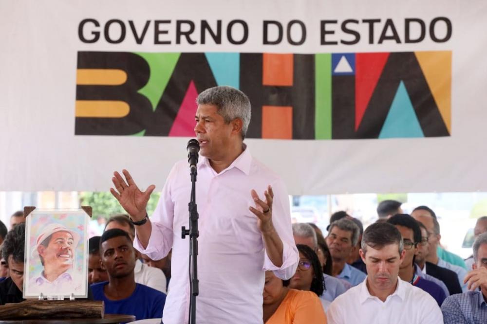 Em evento na capital, governador entrega veículos e equipamentos de saúde para diversos municípios baianos