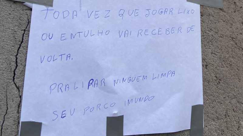 Moradora é chamada de 'porca imunda' após vizinho colocar entulhos em sua porta em Feira de Santana