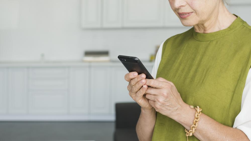 5 dicas para mulheres 50+ se protegerem de golpes em aplicativos de relacionamento