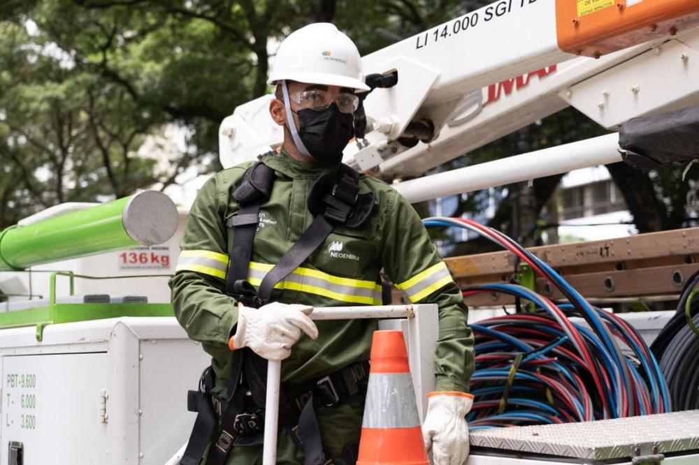 Confira orientações de segurança para a realização de serviços próximos à rede elétrica