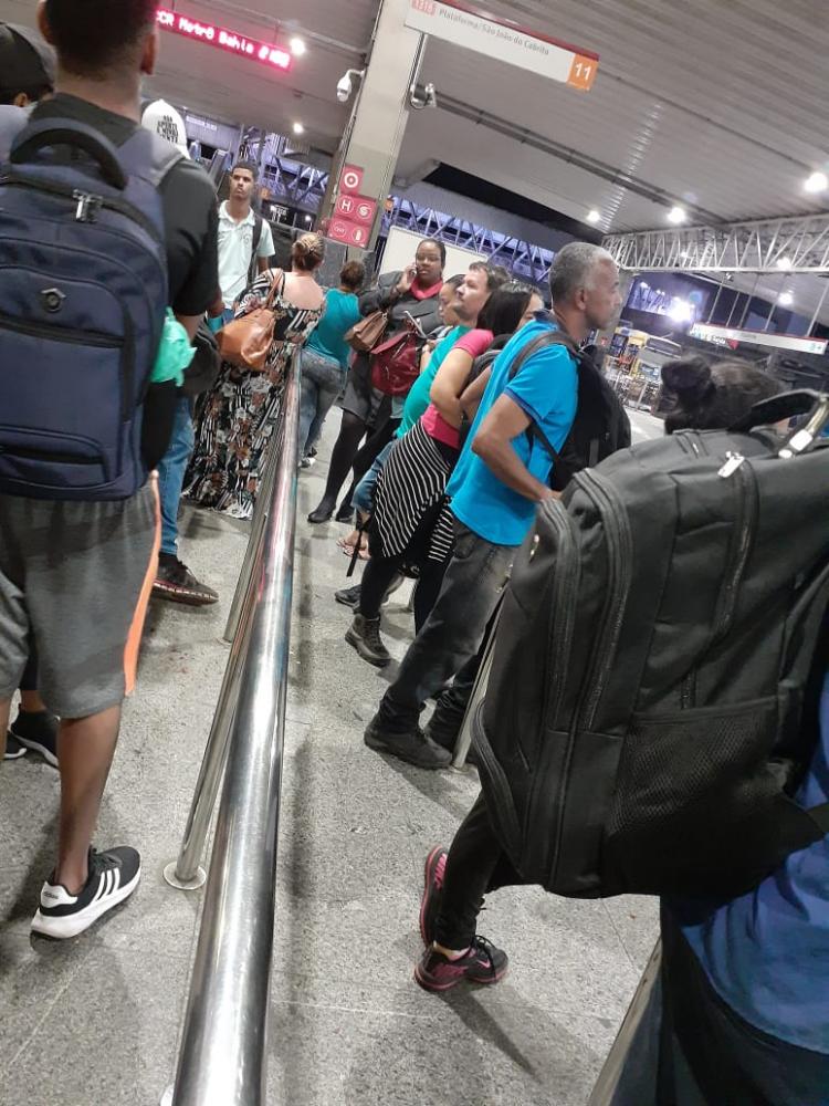 Estação Pirajá Super Lotada e Demora na chegada dos ônibus, mudança nas linhas trás grandes transtornos e aborrecimento aos passageiros do Subúrbio Ferroviário e de toda Salvador 