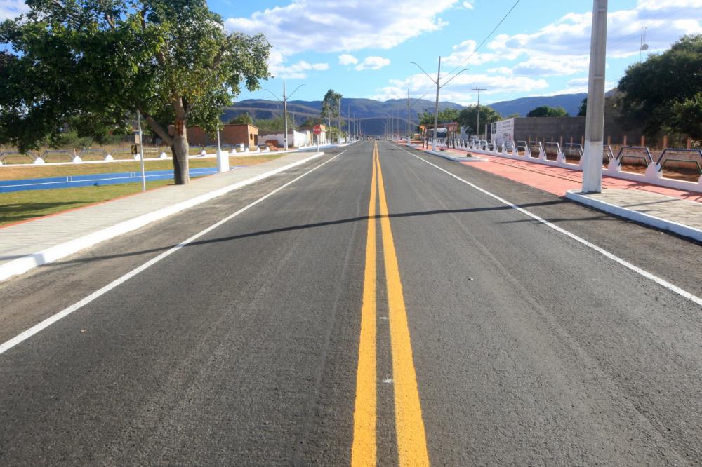 Governo do Estado entrega, em Oliveira dos Brejinhos, obra de infraestrutura e unidades de processamento de frutas e mandioca