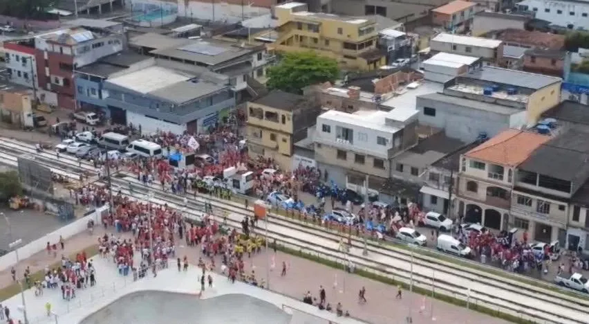 Ao lado de Rui e Wagner, Jerônimo faz evento esvaziado no Subúrbio de Salvador 