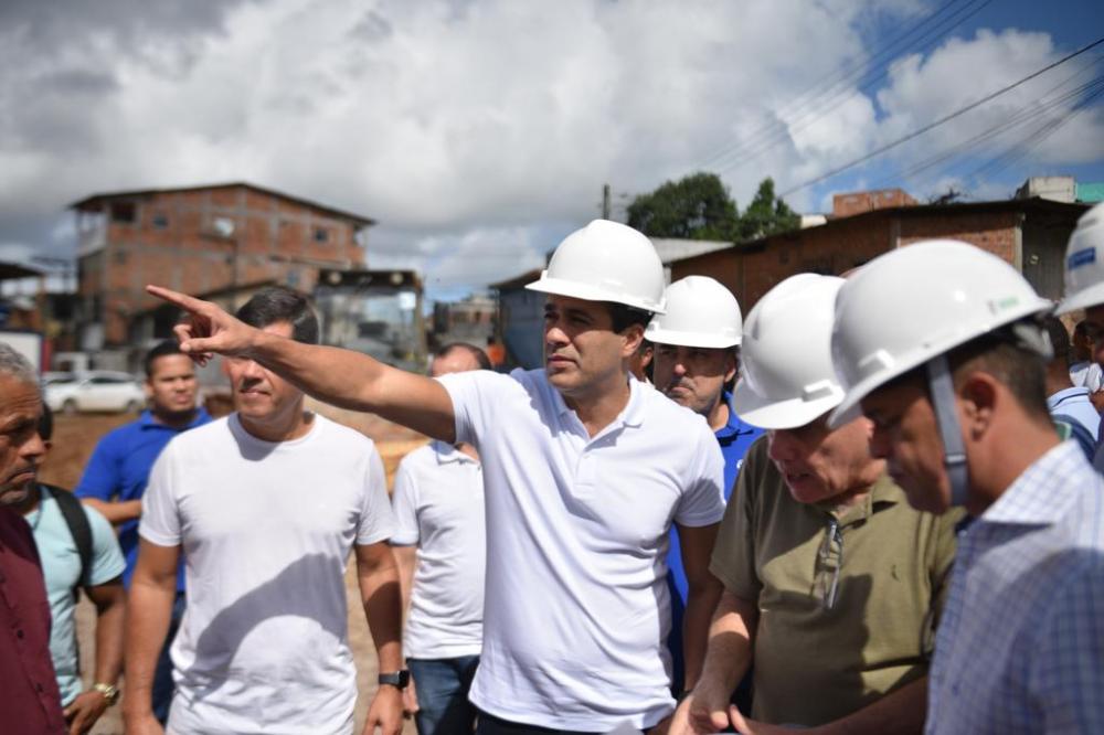 Bruno Reis vistoria obras do Novo Mané Dendê e avalia projeto para trecho de orla do Subúrbio Ferroviário