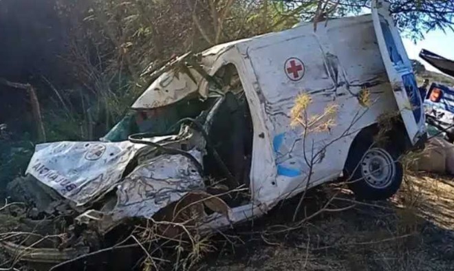 Acidente entre carreta e ambulância na BR-242 deixa três mortos