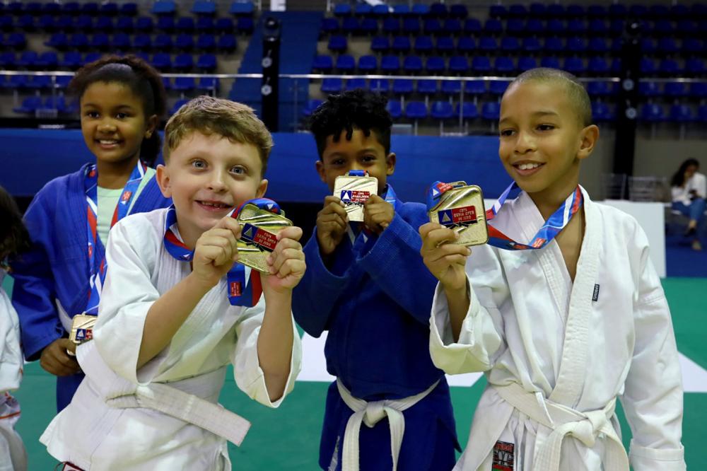 Crianças e adolescentes participam de atividade com campeã olímpica Sarah Menezes na Arena de Esportes de Lauro de Freitas