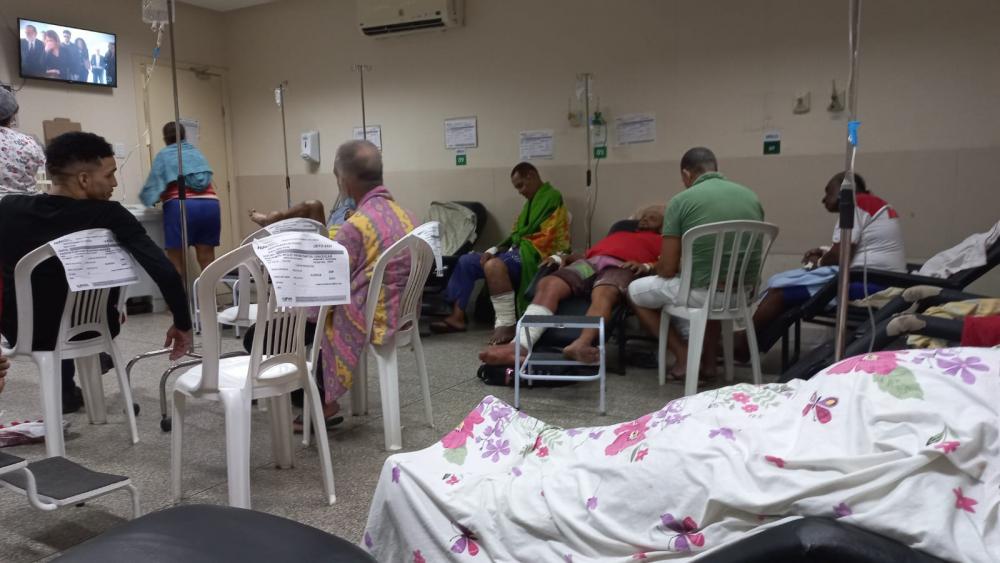 Cadeiras plásticas são usadas como leito na UPA do Hospital Geral Roberto Santos