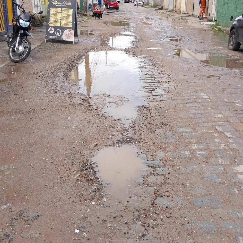 Ruas do Bairro de Paripe estão completamente abandonadas e moradores denunciam o descaso.
