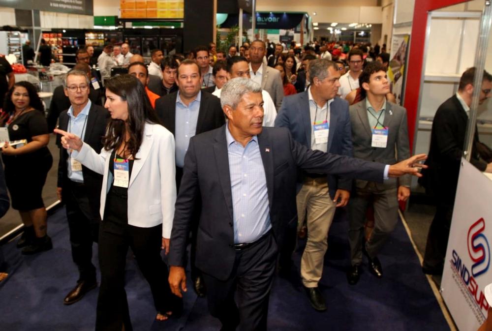 Governador visita stands de pequenas indústrias durante abertura da SuperBahia e destaca geração de renda no setor de supermercados