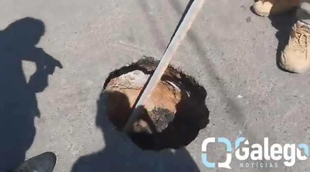 Salvador está completamente abandonada, Rua Lírio do Campo, Bairro de Paripe, Dois buracos enormes tiram a paz de moradores da comunidade.