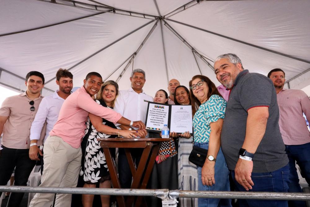 Jerônimo entrega equipamentos para a Saúde e autoriza ações na área de Infraestrutura, em Maiquinique