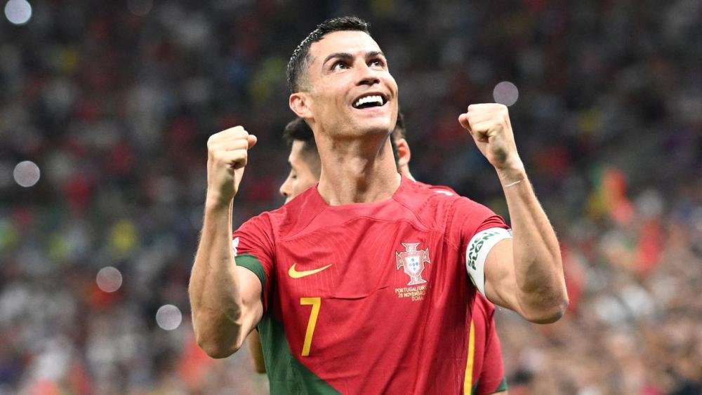 Cristiano Ronaldo se torna o jogador de futebol mais bem remunerado da história