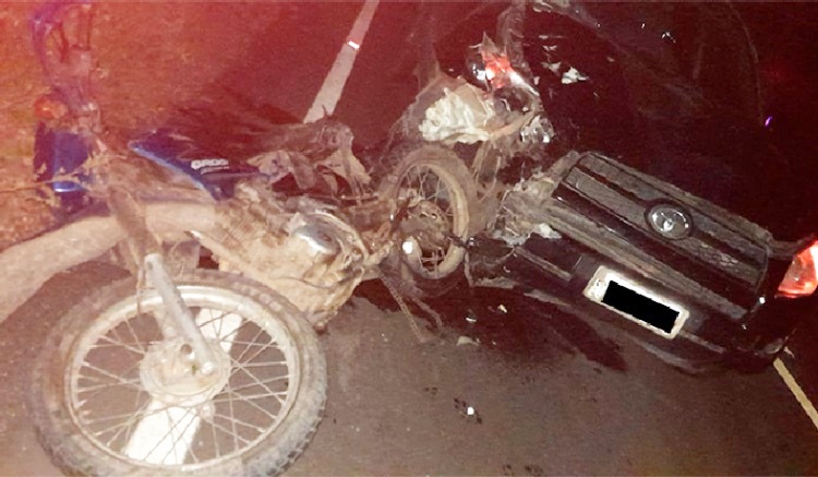Acidente grave deixa duas pessoas mortas, vítimas estavam em uma moto que foi atingida por um carro 