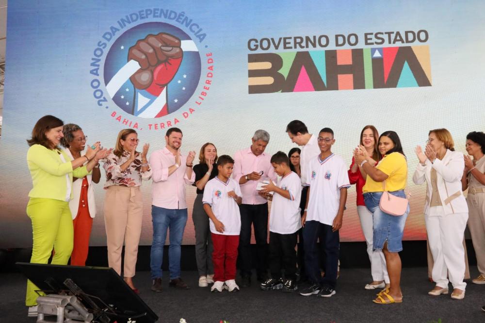 Ao lado de ministros, Jerônimo entrega Colégio de Tempo Integral e adere a programas federais em Feira de Santana