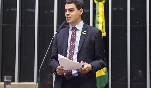 Deputado apresenta projeto para desregulamentar várias profissões; veja a lista