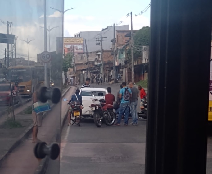Acidente envolvendo uma moto e um carro de passeio deixa feridos e trânsito parado na Avenida Suburbana-Lobato