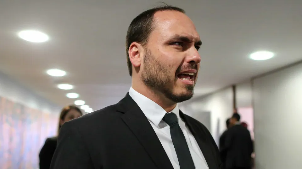 Após fuga de Flávio, Carlos posta vídeo de Bolsonaro falando em 'combater nazifascismo'