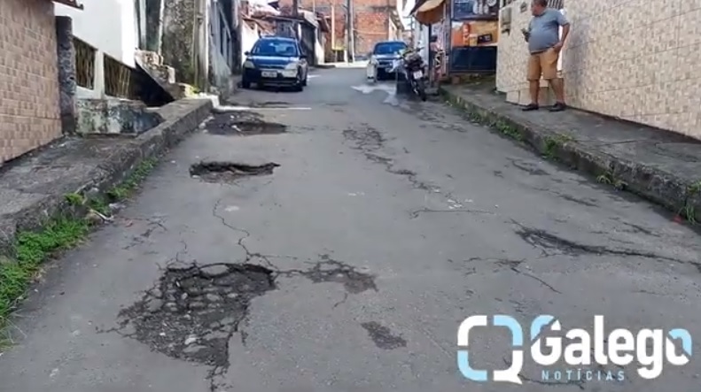 Buracos deixam moradores da Rua Alto do Tanque e Rua do Dendezeiro, bairro Praia Garande com rachaduras nas casas