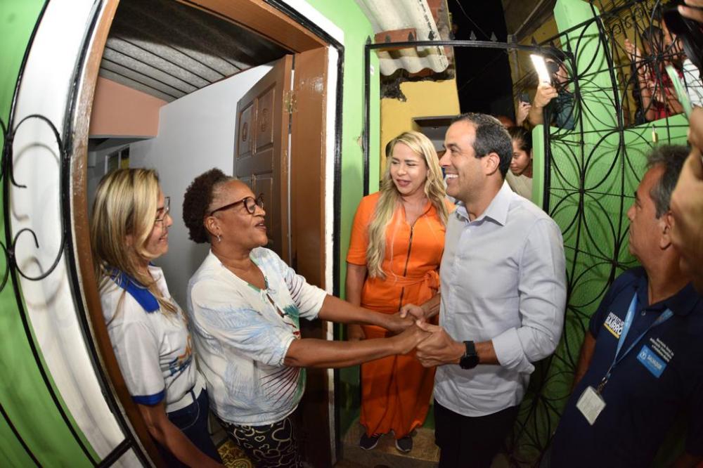 Prefeitura entrega 106 casas reformadas pelo Morar Melhor e nova praça no Matatu