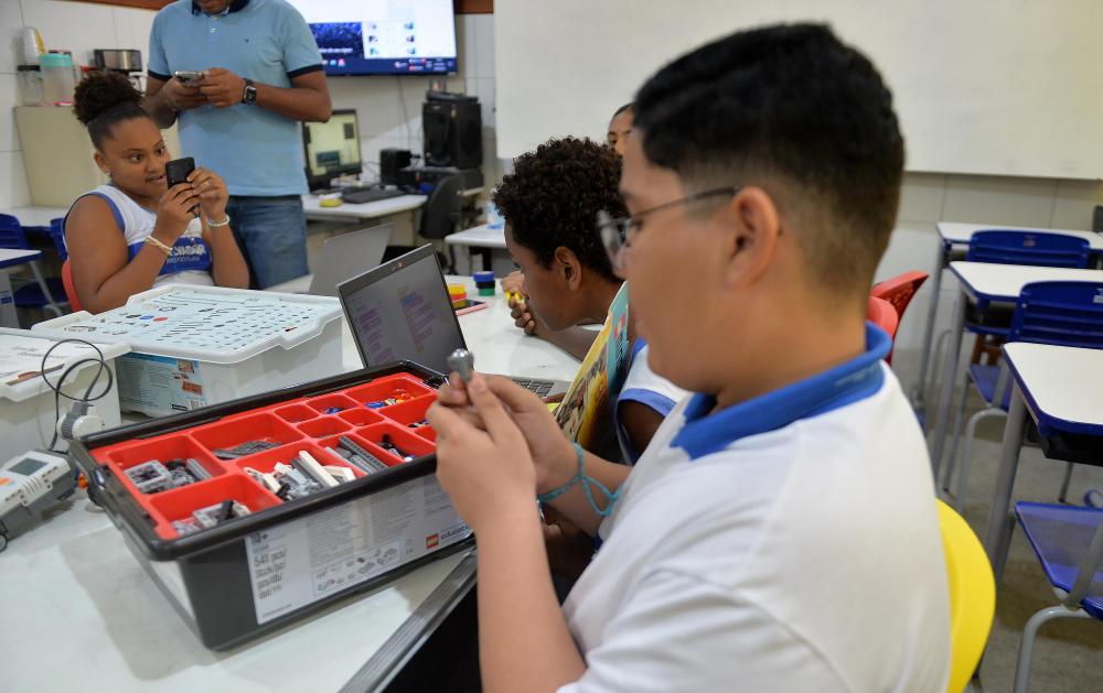 Alunos de escola municipal aprendem programação de forma lúdica 