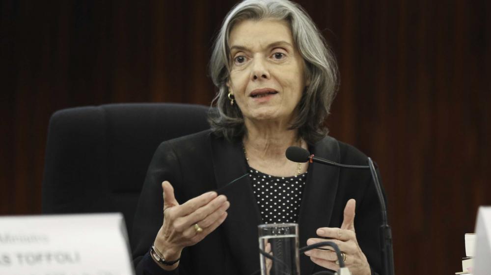 Democracia não foi abalada com o 8/1, diz Cármen Lúcia