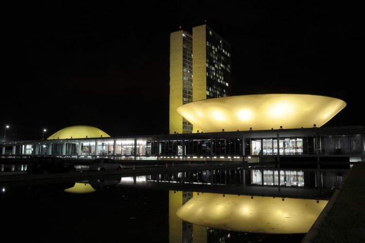 Congresso se ilumina de amarelo em apoio à luta contra hepatites virais e câncer ósseo