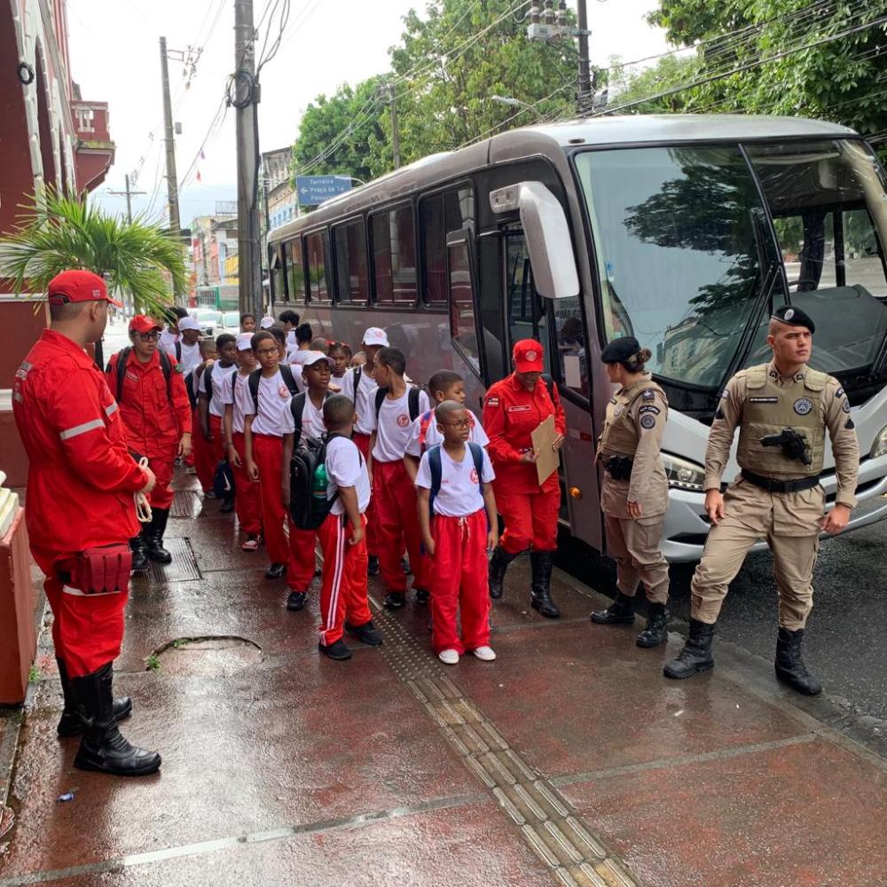 BCS Calabar leva bombeiros mirins para conhecer Batalhão de Bombeiros