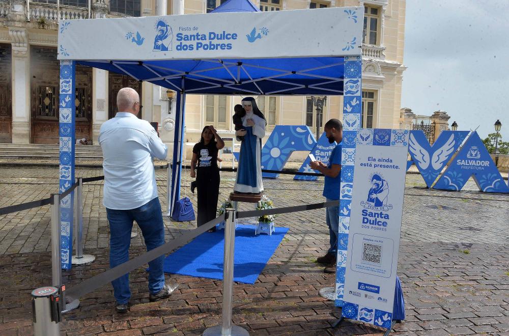 Imagem peregrina de Santa Dulce atrai baianos e turistas à Praça Municipal