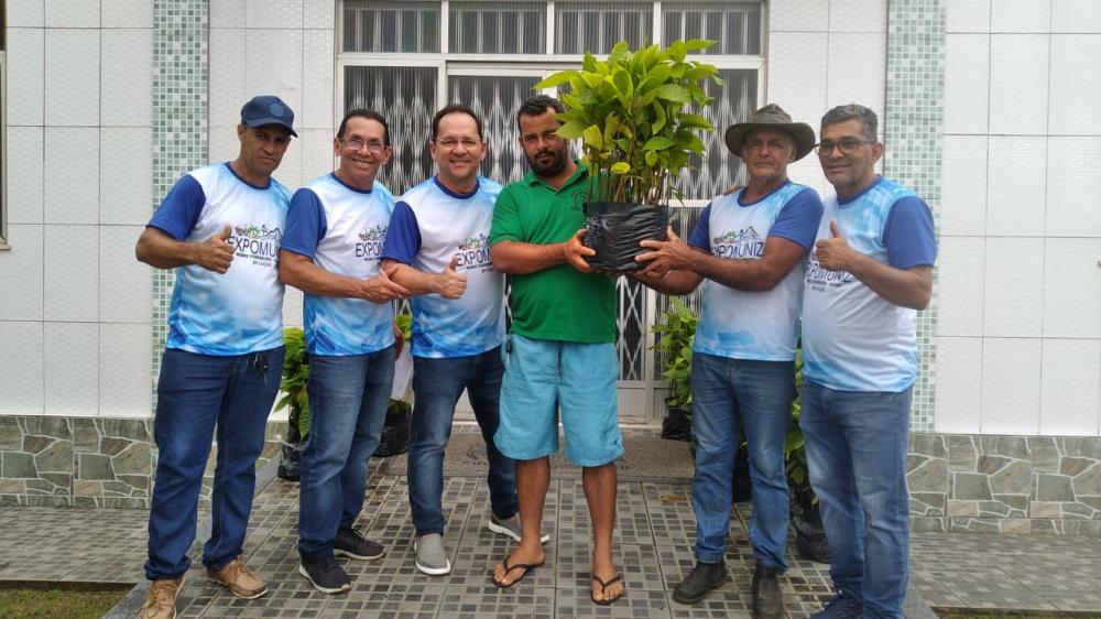 No dia do agricultor, prefeitura de Muniz Ferreira entrega 10 mil mudas de cacau para pequenos produtores 