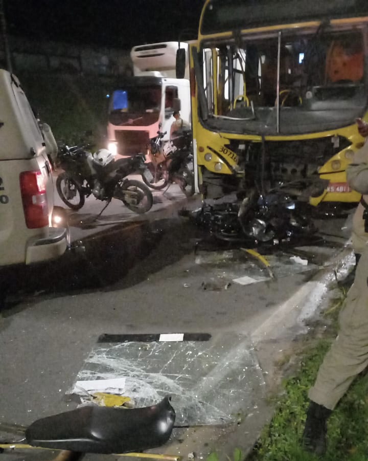 Bandidos fogem da PM, batem moto em ônibus e acabam morrendo no Retiro