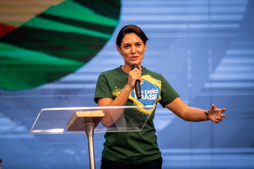 Michelle Bolsonaro é provocada e maquiador joga copo em mulher