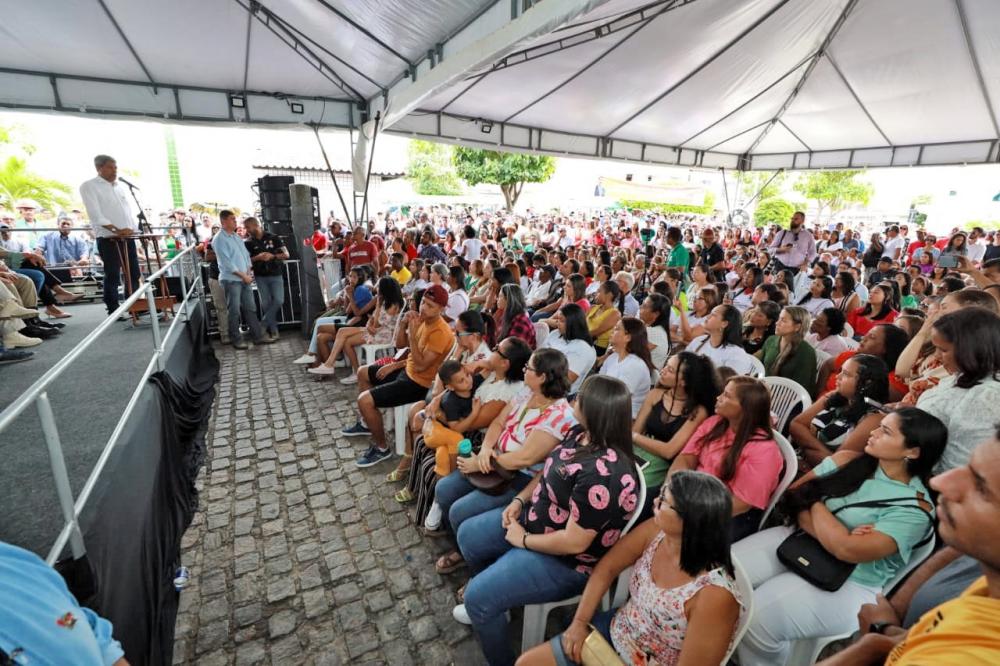 Diante de uma multidão de apoiadores Jerônimo entrega novas obras de Segurança Pública e Infraestrutura, em Iaçu