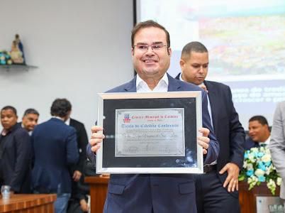 No aniversário da cidade, Cacá Leão recebe título de Cidadão Candeense 