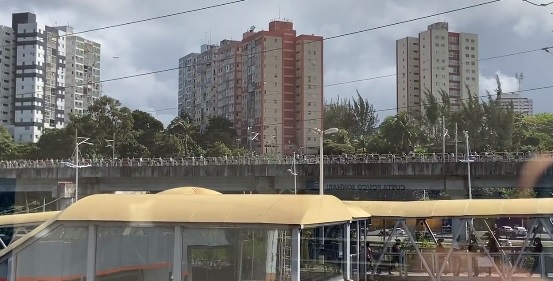Passageiros andam pelos trilhos do metrô de Salvador após apagão; assista