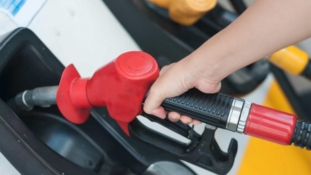 Preço da gasolina sobe para R$ 2,93 por litro nas refinarias; diesel vai para R$ 3,80