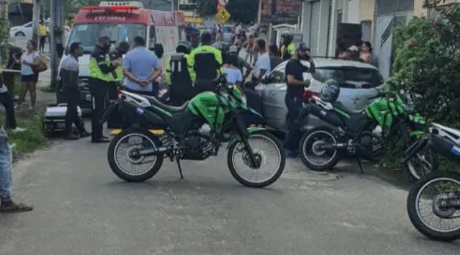 Motorista atropela e tenta matar agente de trânsito em Camaçari