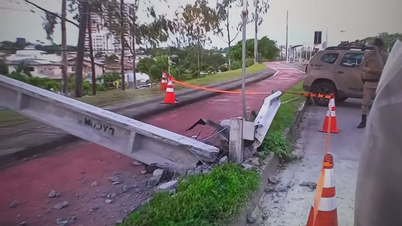 Em acidente, poste é arrancado após motorista perder controle de veículo na Orlando Gomes