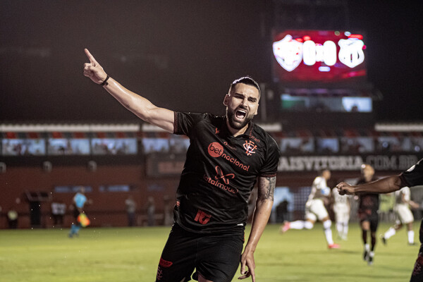 Vitória bate o Botafogo-SP e torcida vai à loucura