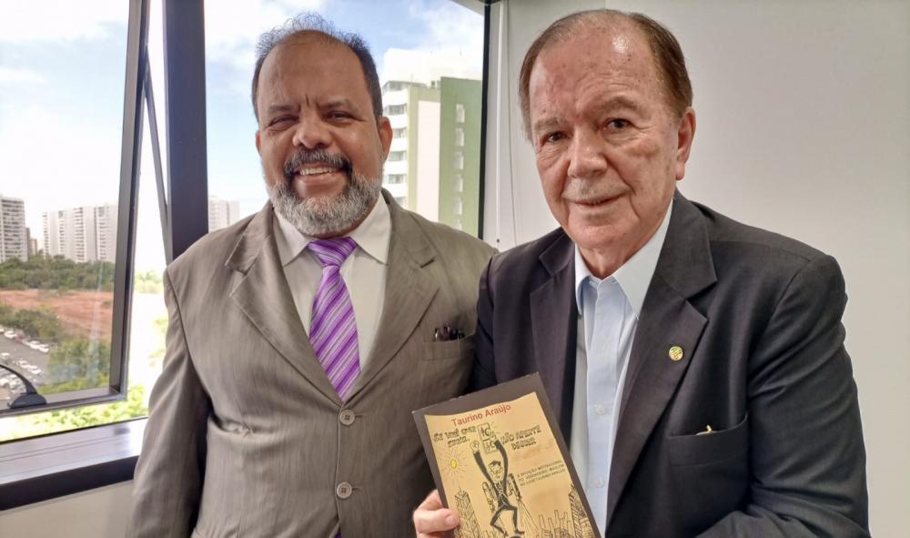 Deputado Federal João Leão recebe livro “Se você quer subir, não aperte descer”, do jurista Taurino Araújo