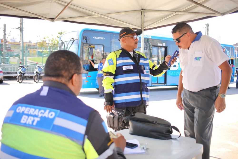 Semob realiza blitz da Lei Seca no transporte coletivo por ônibus de Salvador 