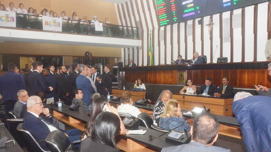 Após 5 horas, ALBA aprova empréstimo milionário e projeto polêmico dos precatórios dos professores; saiba mais