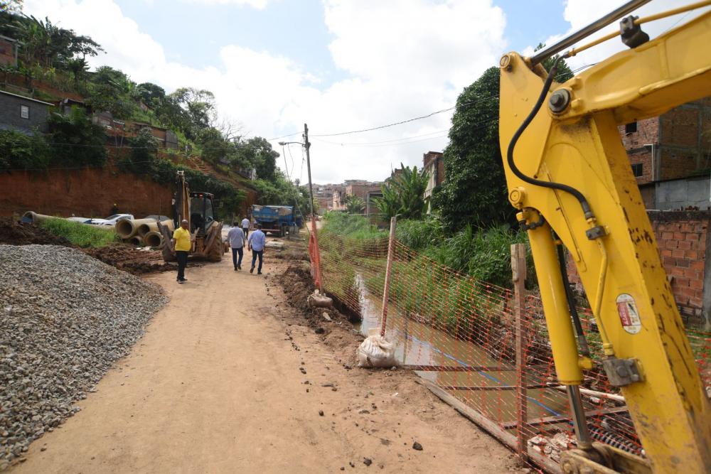 Prefeitura de Salvador inicia urbanização de canal com construção de praças e escadarias em Sete de Abril