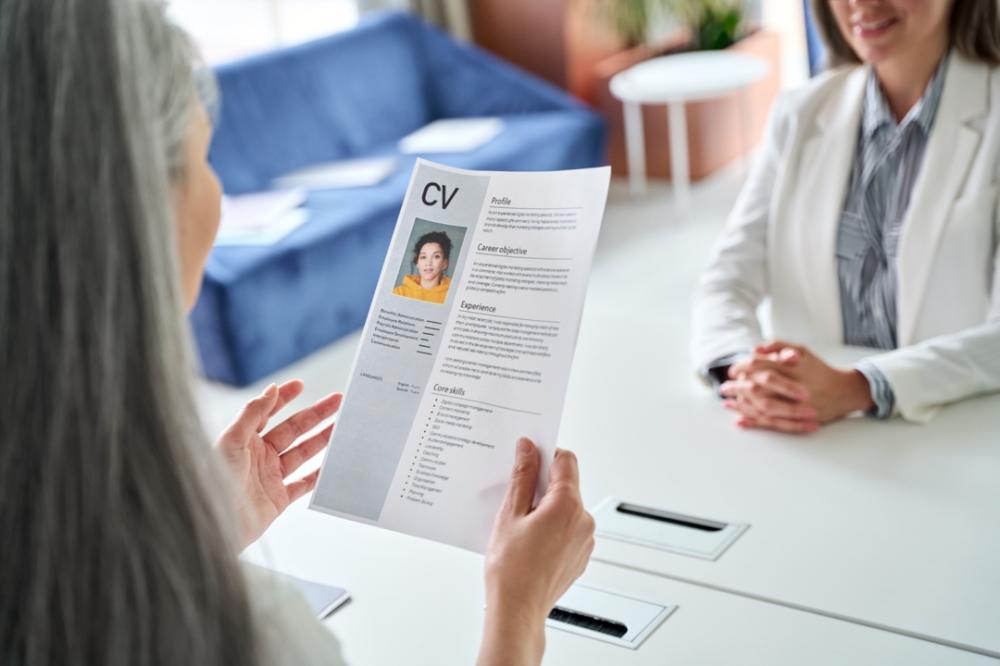 Transforme sua recolocação profissional em uma oportunidade de sucesso: Estratégias comprovadas por especialista em gestão de carreira