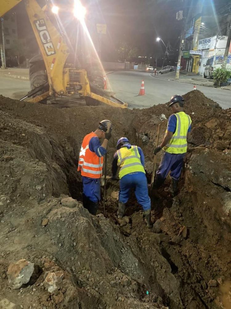 Embasa recupera interceptor de esgoto na Av. San Martin, em Salvador