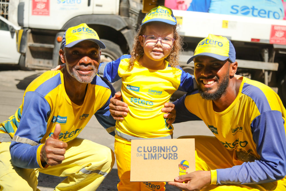 Projeto Clubinho da Limpurb realiza mais uma entrega de fardamento mirim 