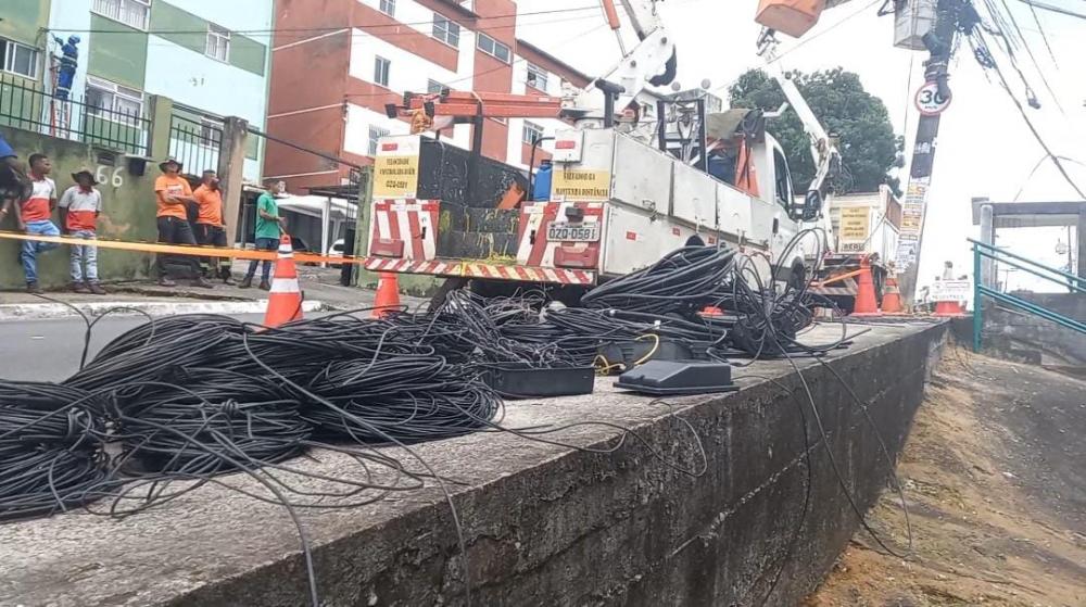 Remoção recorde: 200 toneladas de fiação irregular de telecomunicação são retiradas na Bahia