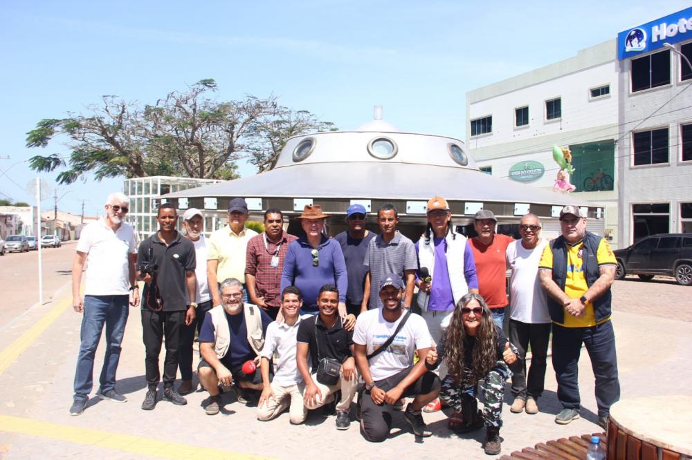 Foto da comitiva de Jornalista com o deputado João Leão na cidade de Morro do Chapéu / autora da foto RosaTunes 