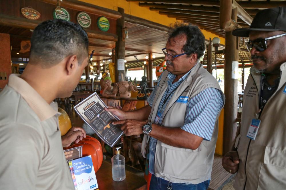 Codecon realiza inspeção em bares e restaurantes da orla de Salvador
