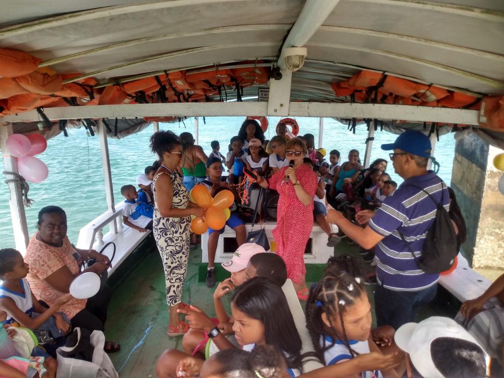 Crianças são apresentadas à literatura em passeios de barco na Ilha de Maré 